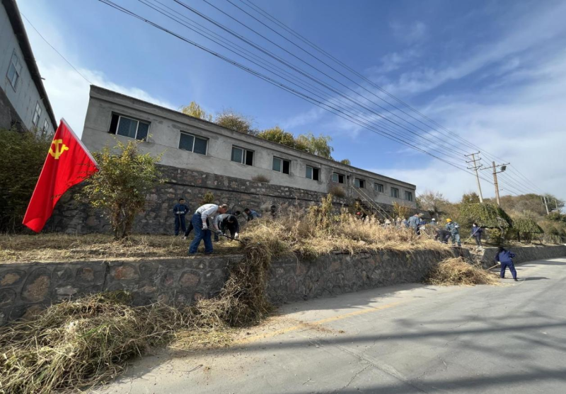 有工投黨員干部、團(tuán)員青年的耕耘那處便是公司最美麗的一角-----物產(chǎn)工投公司開(kāi)展環(huán)境專項(xiàng)整治主題黨日、團(tuán)日活動(dòng)